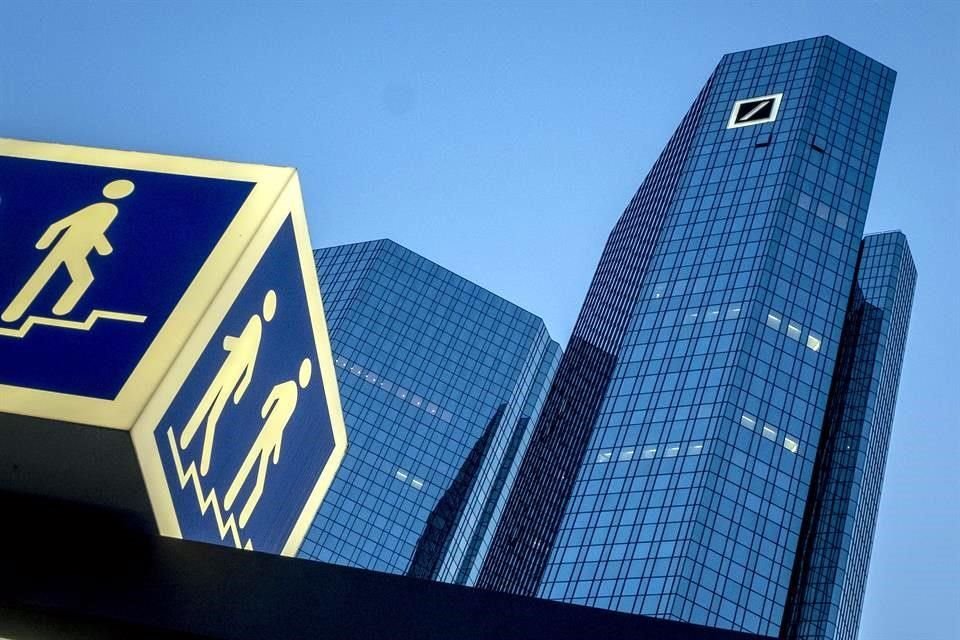 Deutsche Bank busca cumplir su meta de reducir costos a 17 mil millones de euros en 2022.