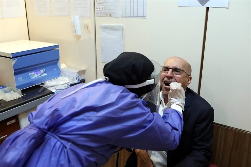 Personal médico realiza una prueba de coronavirus en Teherán, Irán.