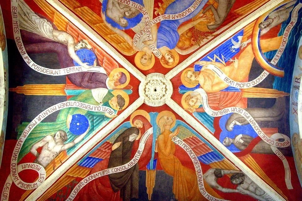 En la bóveda del prebiterio que pintó Ángel Zárraga están representadas ocho de las Bienaventuranzas de San Mateo con un toque Art Decó.