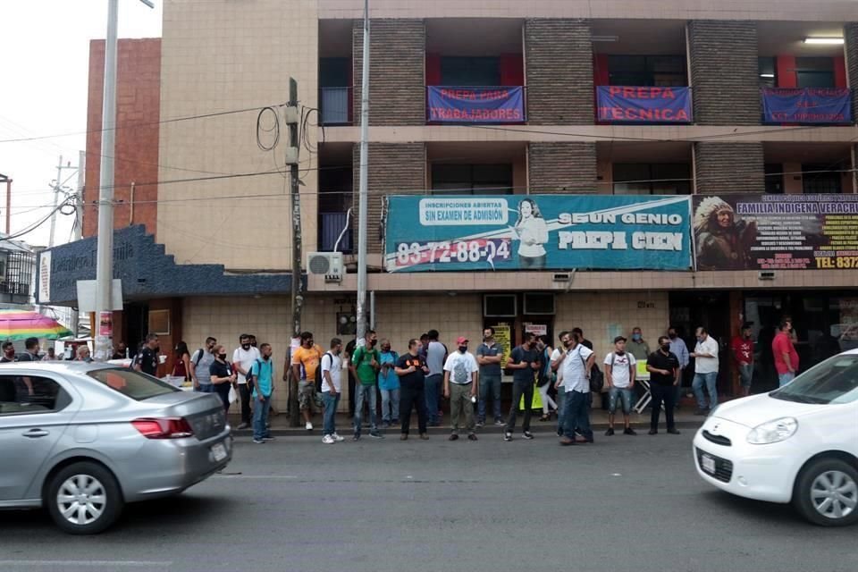 Un día después de la reactivación del transporte en horario corrido, las aglomeraciones se registraron nuevamente en las paradas de camiones, Metro y Ecovía.