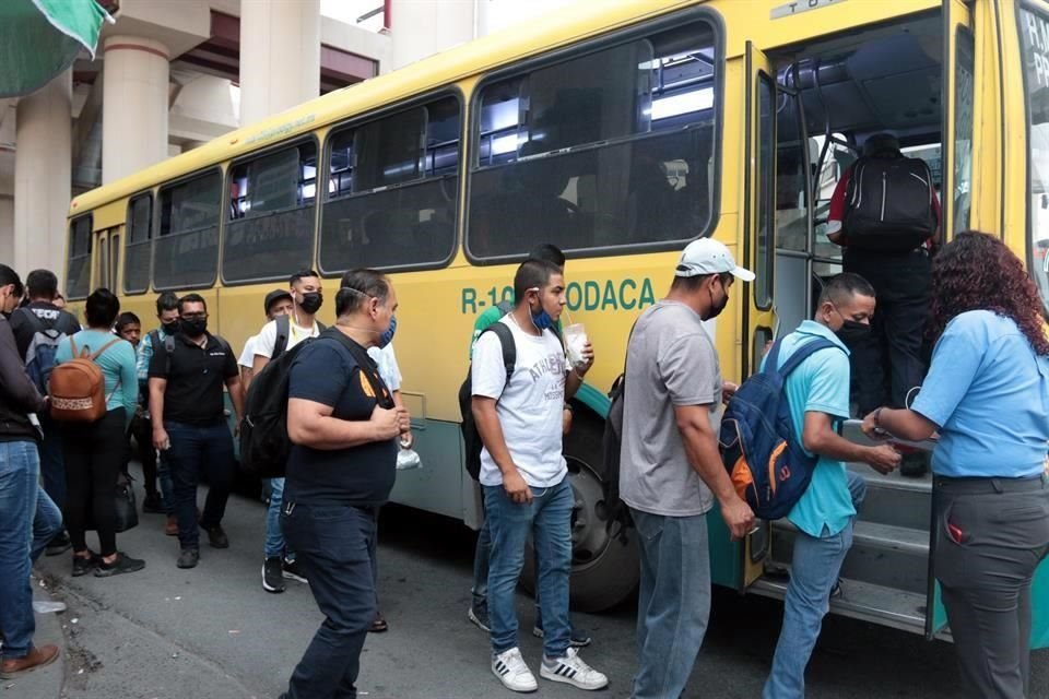 Los usuarios no pudieron mantener la sana distancia al abordar debido a que las rutas se tardaban en pasar.