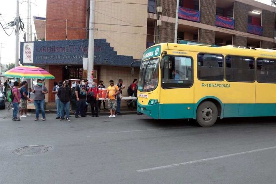 Para abordar la Ruta 105, que va del Centro a Apodaca, se registraron aglomeraciones en la parada de la Avenida Félix U. Gómez y Colón.