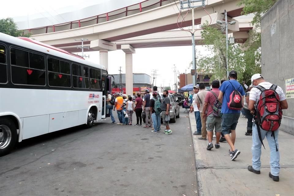 En un recorrido por varias paradas se pudo constatar que la situación se repite.