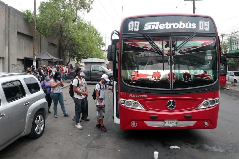 En el TransMetro de la Estación Félix U. Gómez, aunque la gente hizo fila y la mayoría llevaba cubrebocas, fue imposible mantener el distanciamiento social.