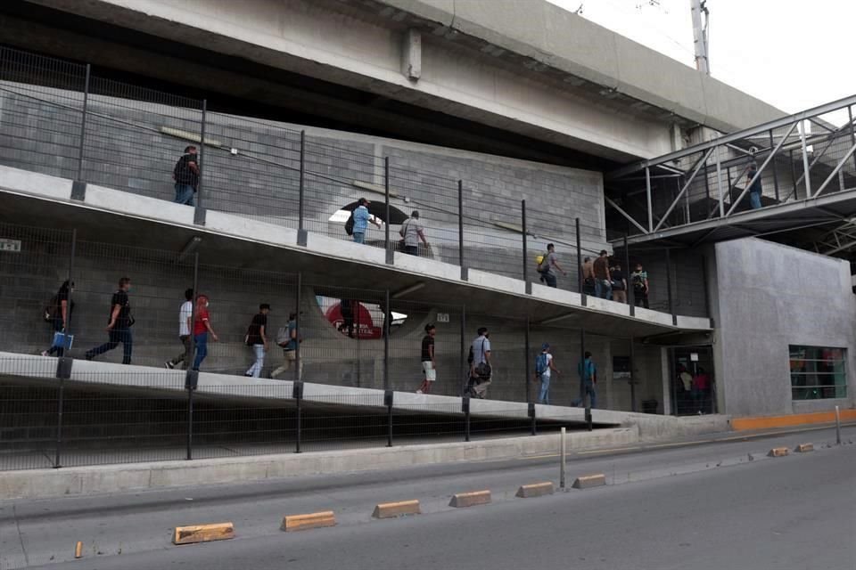 La misma situación se aprecia en la estación de transferencia de la Ecovía hacia el Metro, en Mitras.