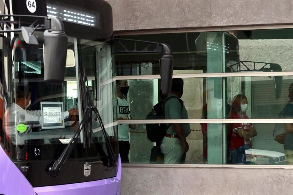 Los usuarios se aglomeranro dentro de la estación, en espera de abordar alguna unidad, que también se saturaban.