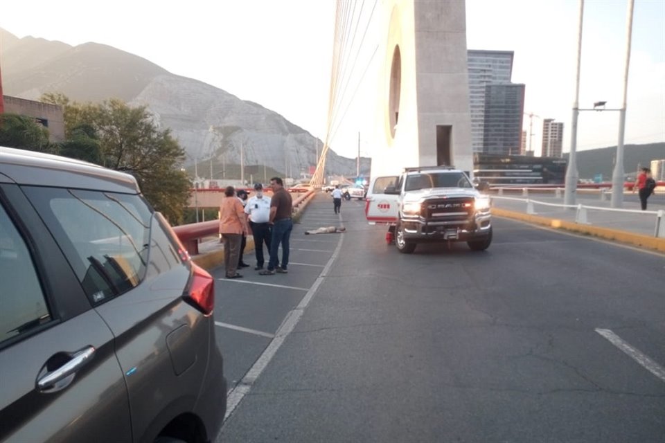 El cadáver fue localizado en la Avenida Humberto Lobo, bajo la torre del Puente Atirantado.