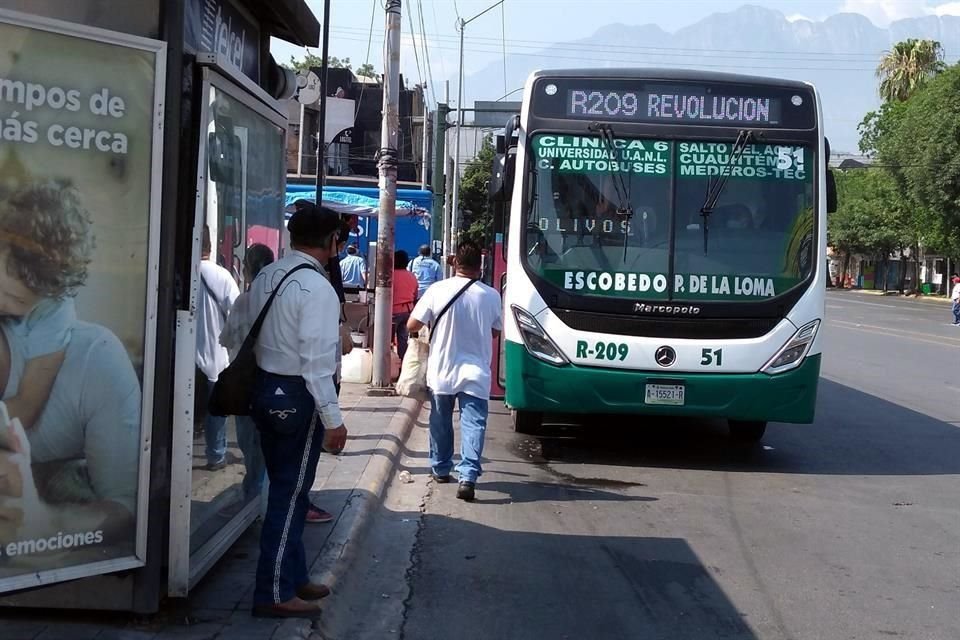 Aunque tardan más de lo habitual, ya hay camiones en horas no pico.