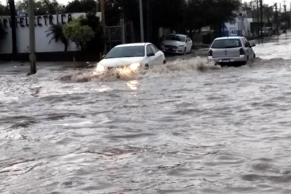 Distintas vialidades de Nuevo Laredo amanecieron inundadas tras la intensa lluvia registrada en la madrugada.