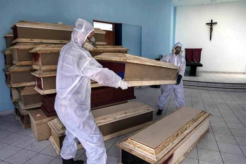 Trabajadores en un crematorio en Lima, Perú.