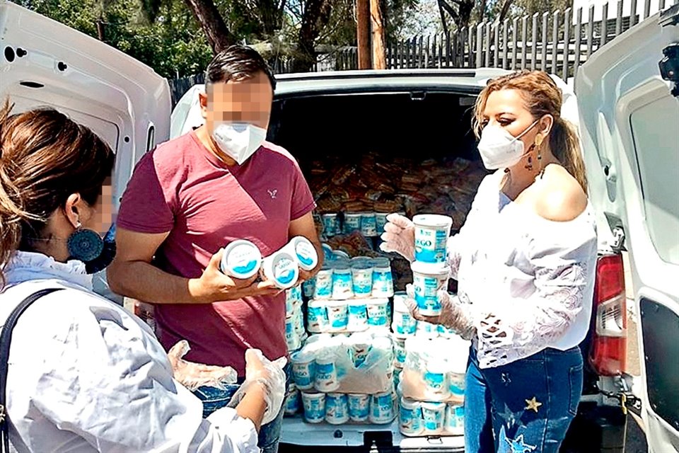 El 15 de mayo la morenista recorrió Colonias de Guadalajara regalando alimentos; en las fotos aparece con cubrebocas y guantes.