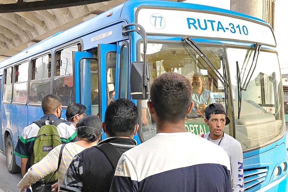 Una hora 2 minutos fue lo que tardó en pasar un camión de la ruta 310 Portal de Lincoln por la Avenida Aztlán.