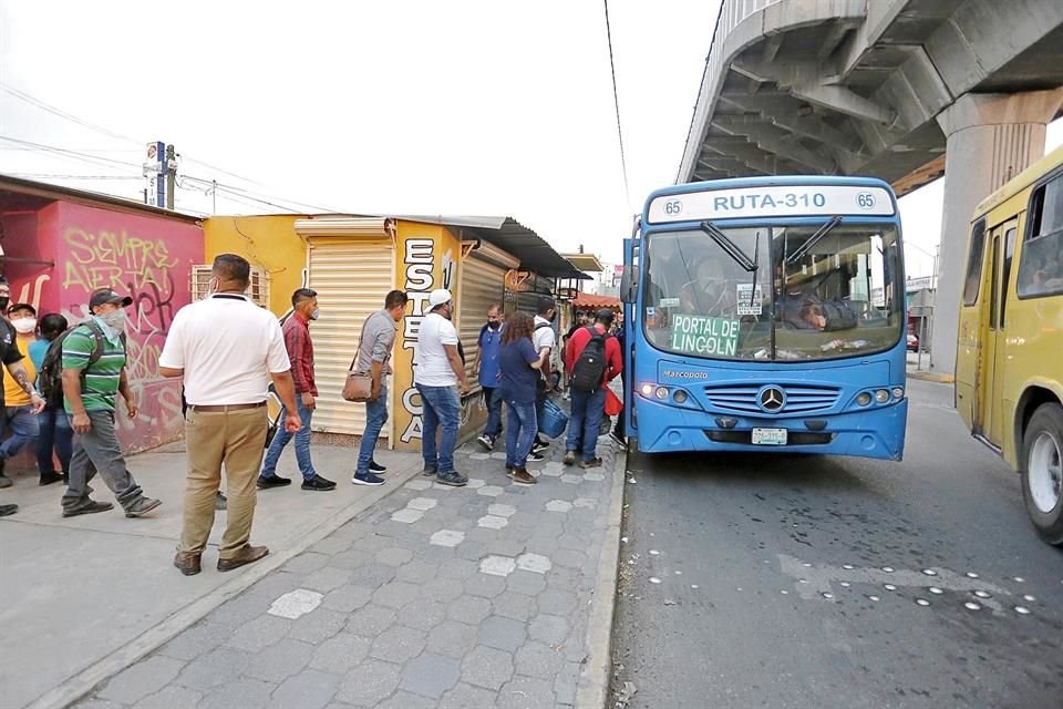 Una hora 2 minutos fue lo que tardó en pasar un camión de la ruta 310 Portal de Lincoln por la Avenida Aztlán.
