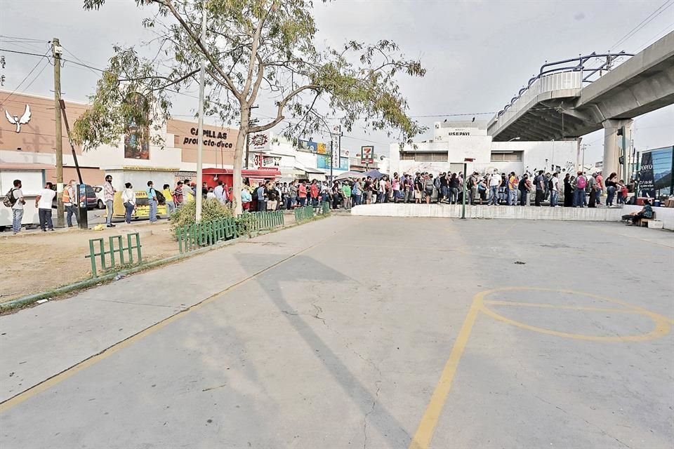 Por la tardanza en el paso de los camiones, en una parada en torno a la Estación de Metro San Bernabé, ayer se formaron filas que aglomeraron a más de 150 personas que esperaban diferentes rutas.