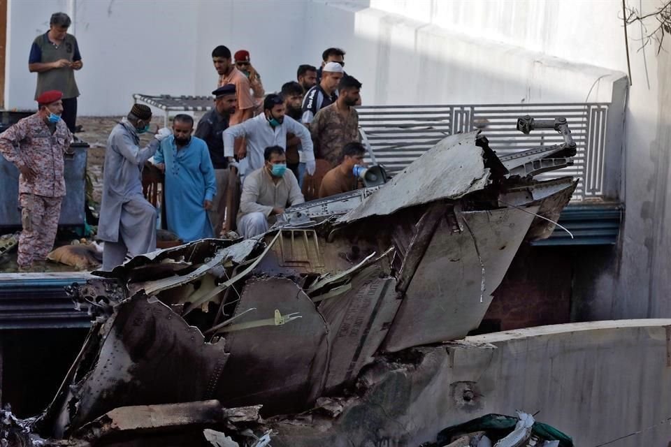 Los 98 pasajeros a bordo de avión que se estrelló cerca del aeropuerto de la ciudad de Karachi, Pakistán, murieron, informó el Alcalde.