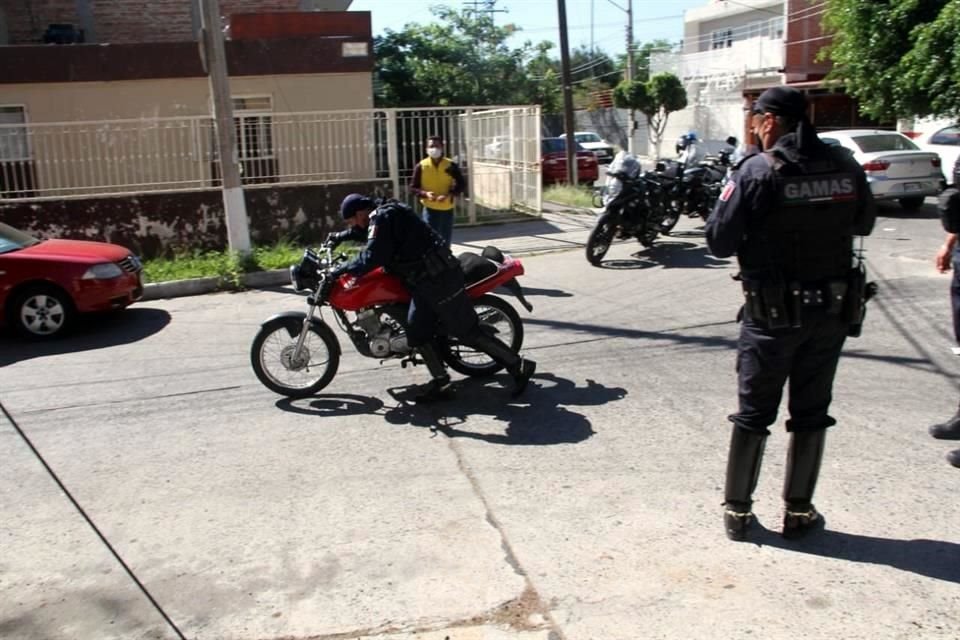 La motocicleta en la que viajaban los hombres tiene reporte de robo.