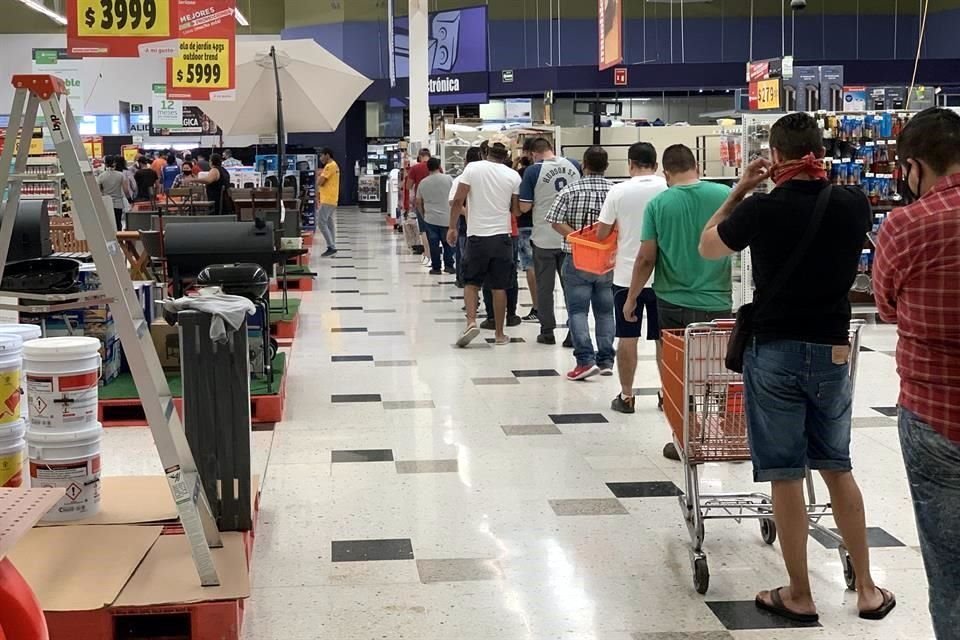 En Soriana La Pastora, por la tarde se vio una fila de más de 50 personas para comprar paquetes de una cerveza belga. 