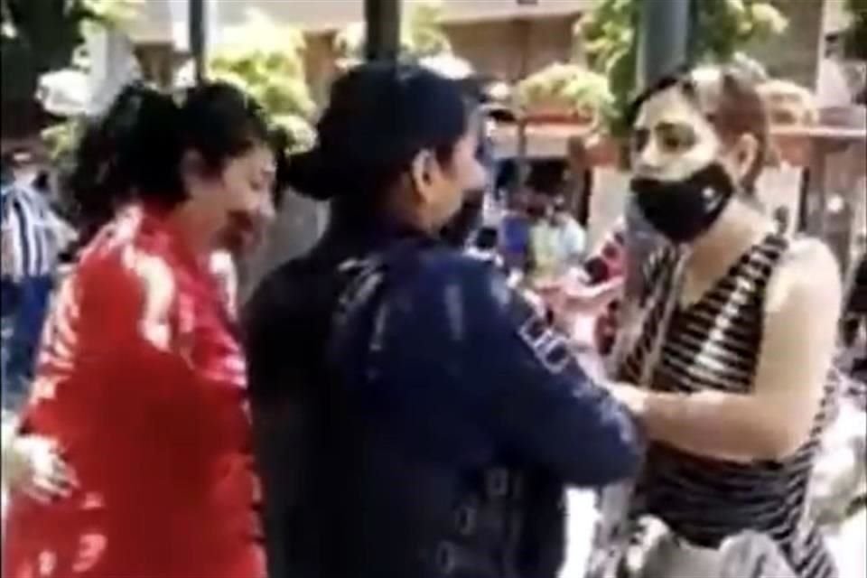 Testigos difundieron un video donde se aprecia que hasta cinco gendarmes acorralaron a la implicada.