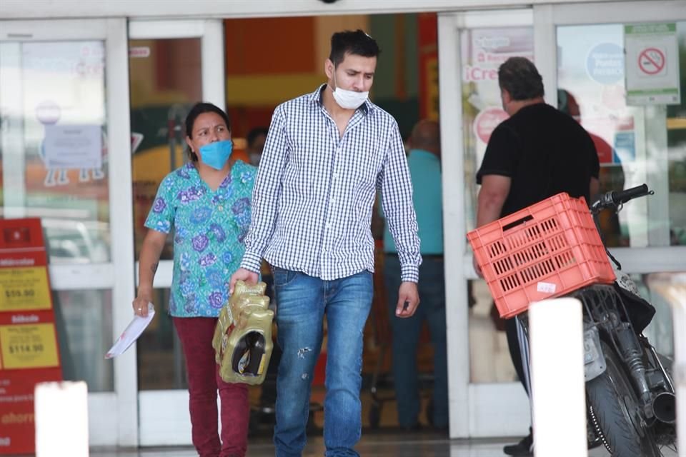 En Soriana La Pastora, por la tarde se vio una fila de más de 50 personas para comprar paquetes de una cerveza belga.