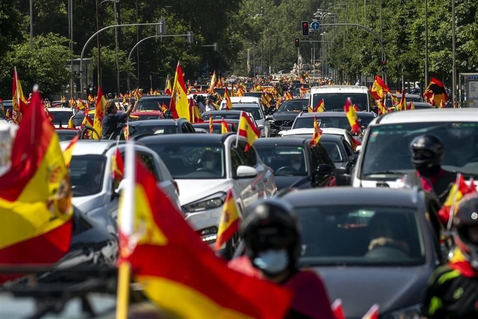 Miles de personas se manifestaron desde sus vehículos en España contra la gestión del Gobierno durante pandemia por Covid-19.