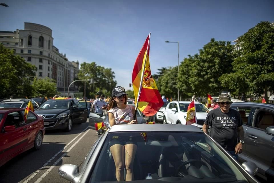 Miles de personas se manifestaron desde sus vehículos en España contra la gestión del Gobierno durante pandemia por Covid-19.