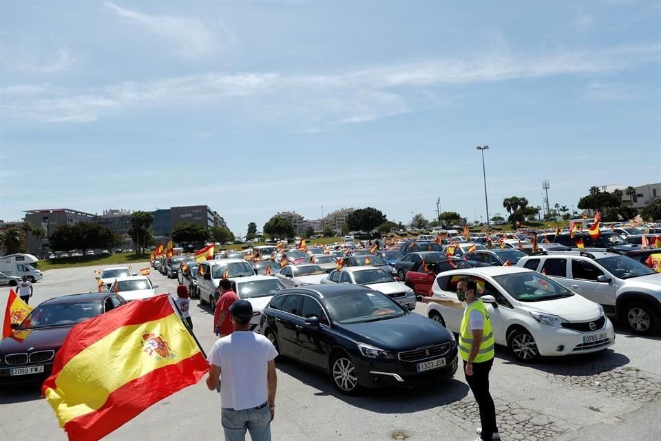 Miles de personas se manifestaron desde sus vehículos en España contra la gestión del Gobierno durante pandemia por Covid-19.