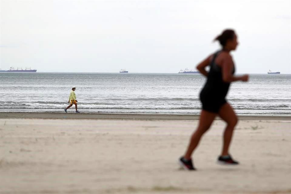 Personas pasean por las playas de Sao Paulo, pese a la prohibición de visita.