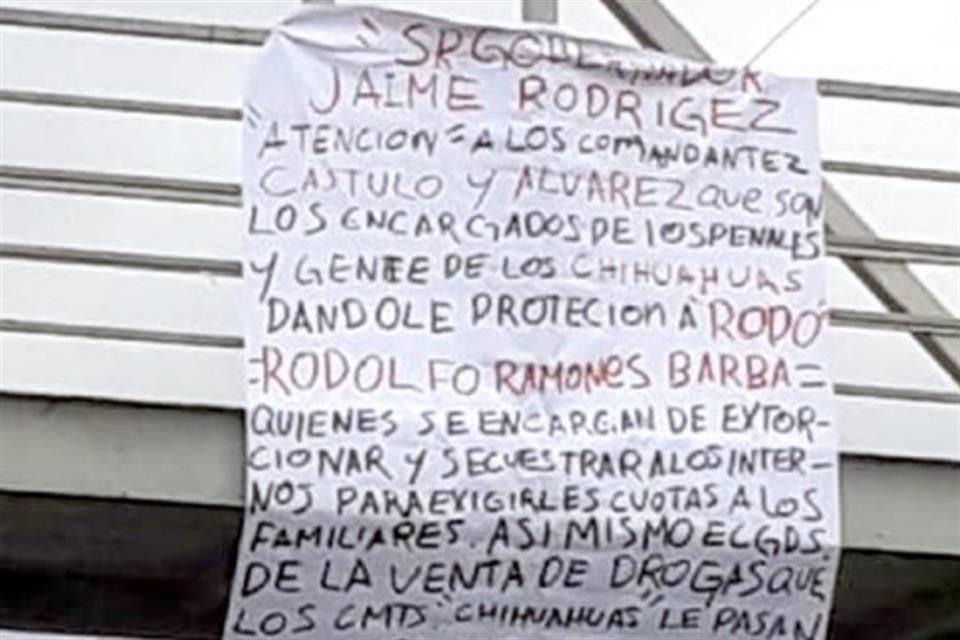 Las mantas fueron colocadas en puentes de Guadalupe, Escobedo y Juárez.