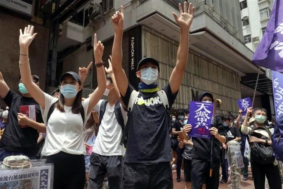 Las fuerzas del orden dispersaron a los manifestantes con gas lacrimógeno y detuvieron a varios de ellos.