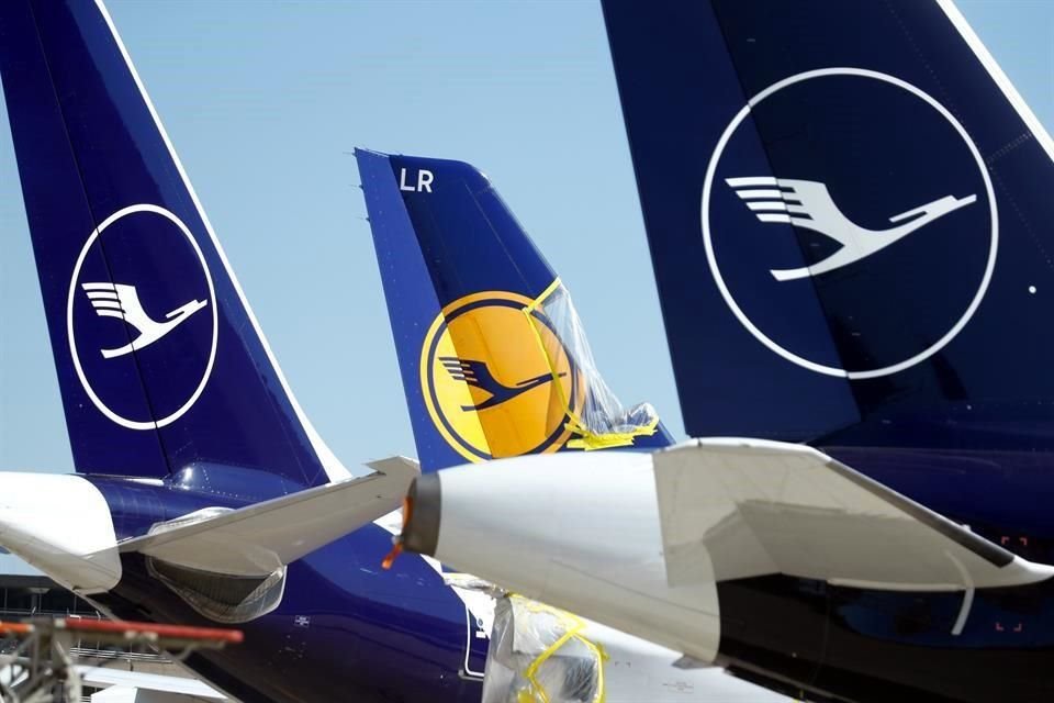 Lufthansa dijo el jueves que estaba en conversaciones avanzadas con el Gobierno alemán por entregar una participación del 20 por ciento en la compañía a cambio de la inyección de efectivo.