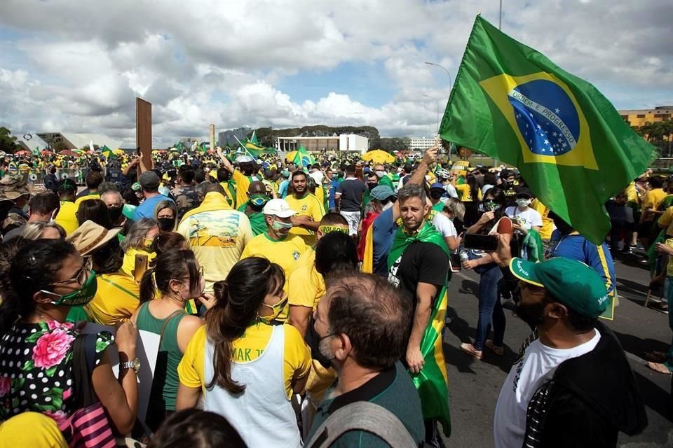 Simpatizantes del presidente de Brasil, Jair Bolsonaro, realizan una manifestación de apoyo al Mandatario este domingo, en Brasilia, pese a la escalada de Covid-19 en el país.