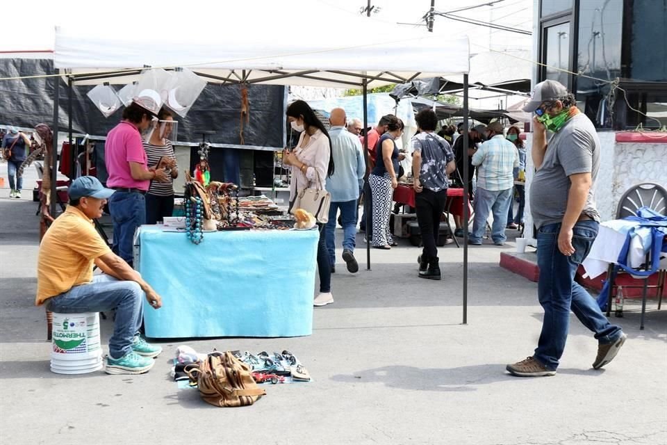 Decenas de puesteros se instalaron ayer en el mercado de la Unidad Deportiva Monterrey, ubicada en Churubusco.