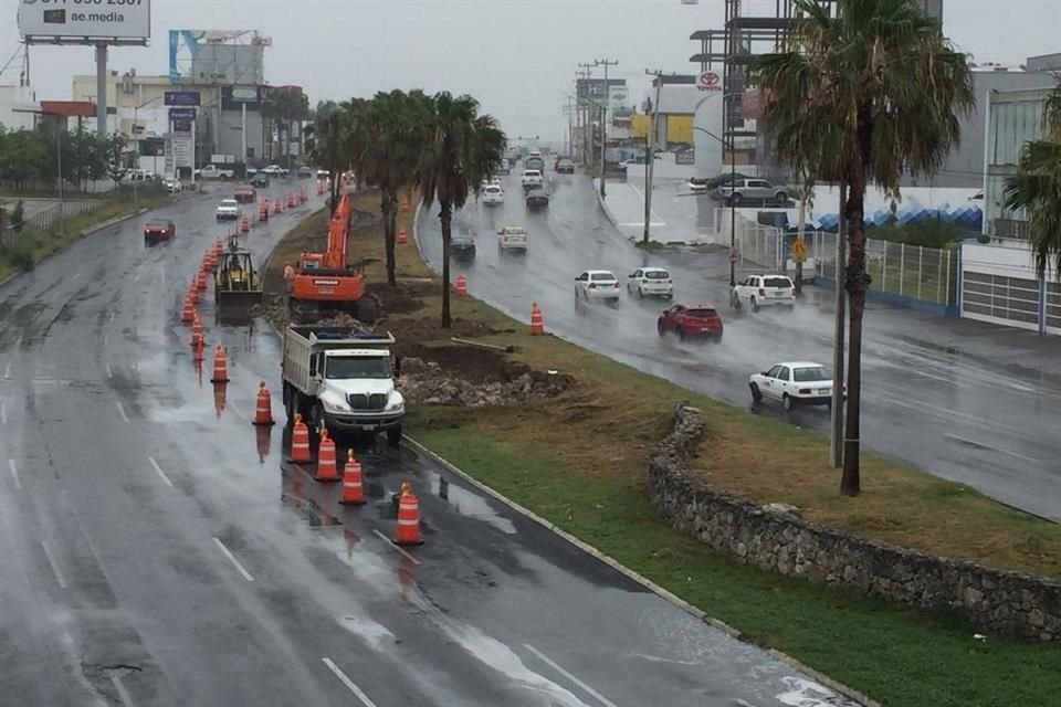 El Municipio de Monterrey inició esta mañana los trabajos de construcción de un puente vehicular en la Avenida Leones, a la altura de Cumbres Elite.