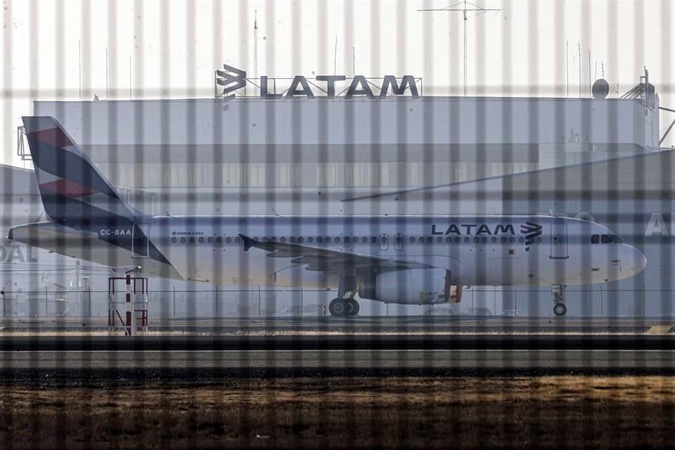 La Bolsa de Santiago suspendió la cotización de las acciones de LATAM durante la mañana tras el anuncio de quiebra.