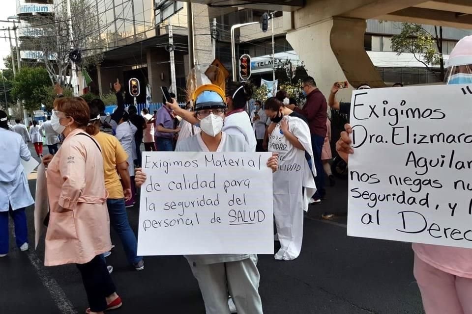 Personal de Hospital Adolfo López Mateos de ISSSTE bloqueó ambos sentidos de Av. Universidad, en demanda de insumos de protección.
