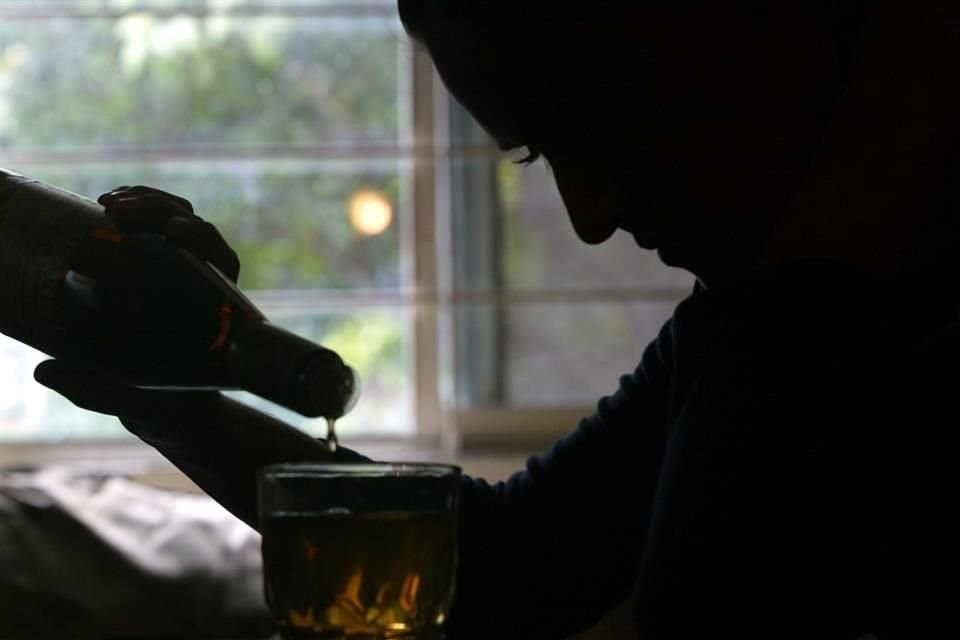 Un joven muere, otro pierde la vista y 3 quedan graves tras ingerir alcohol no apto para consumo humano en una fiesta, en Parras, Coahuila.