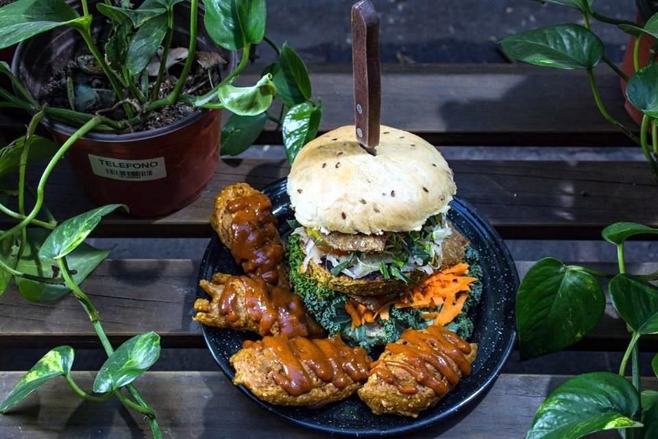 Hamburguesa y alitas veganas del restaurante Akarma.