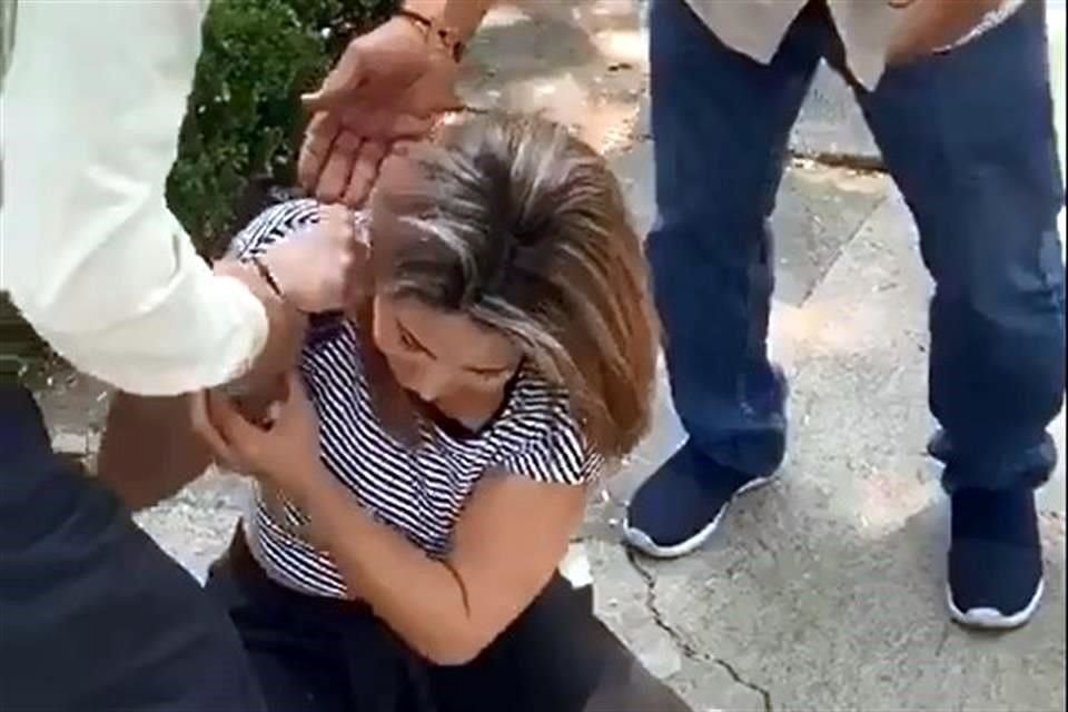 'Por favor llame a la Policía', pedía la víctima a los testigos del incidente.