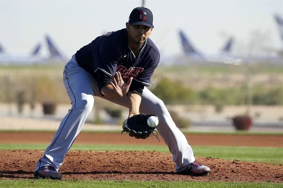 El pitcher Carlos Carrasco iniciaría en la rotación de abridores de los Indios de Cleveland.