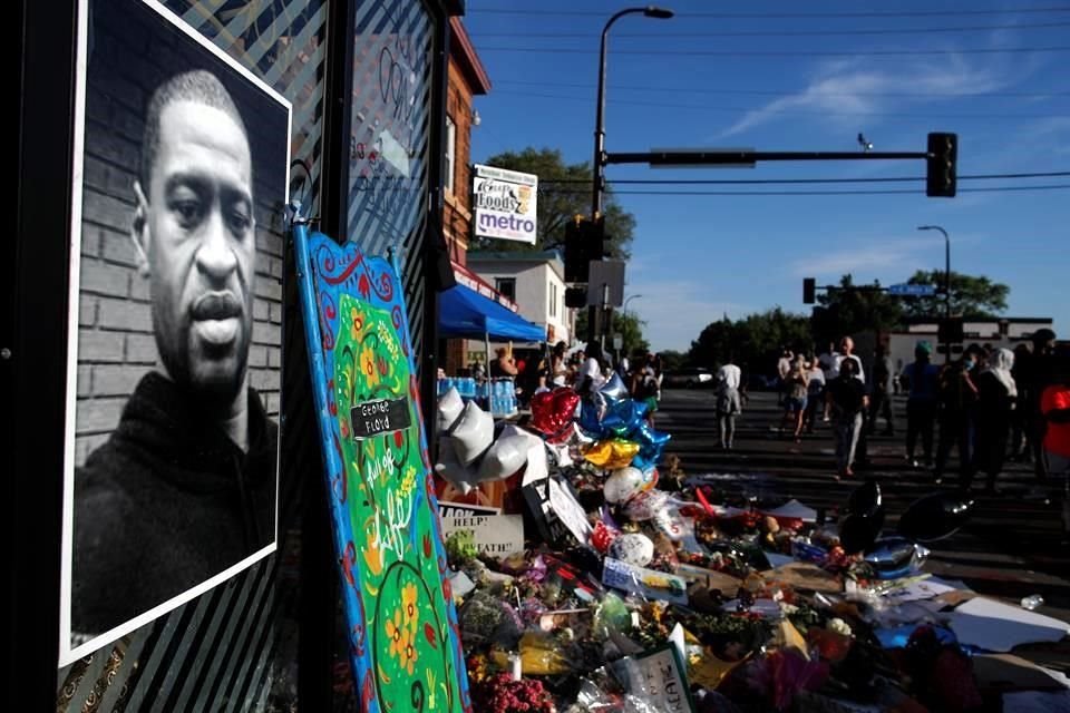 El lugar donde murió George Floyd ha sido cubierto con flores, globos, velas y fotografías.