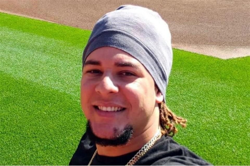 Luis Castillo, pitcher de los Rojos, con una gran sonrisa, compartió una foto en sus redes sociales desde el terreno del Great American Ball Park.