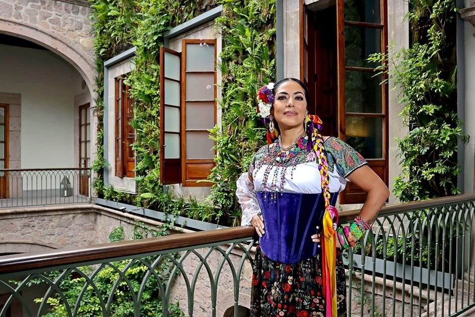 La intérprete oaxaqueña promueve el sencillo  titulado 'El Silencio'.