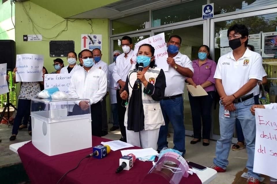 El propio Sindicato, agregó, ha buscado adquirir los insumos cómo cubre bocas y caretas, que se han repartido al personal de toda la entidad.