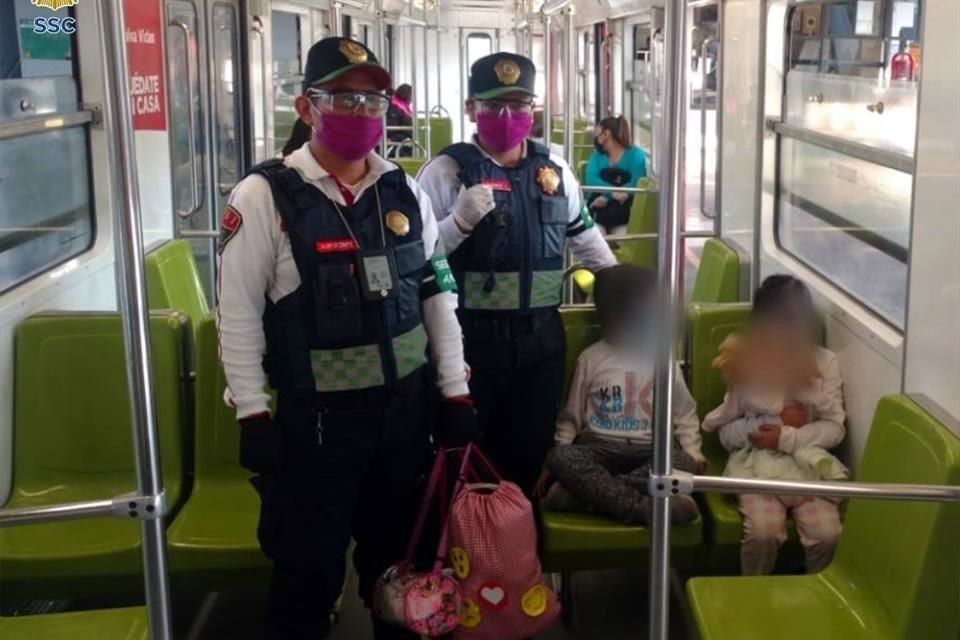 Policías auxiliaron a dos niños que se encontraban solos, en la estación Constitución de 1917 del Metro.