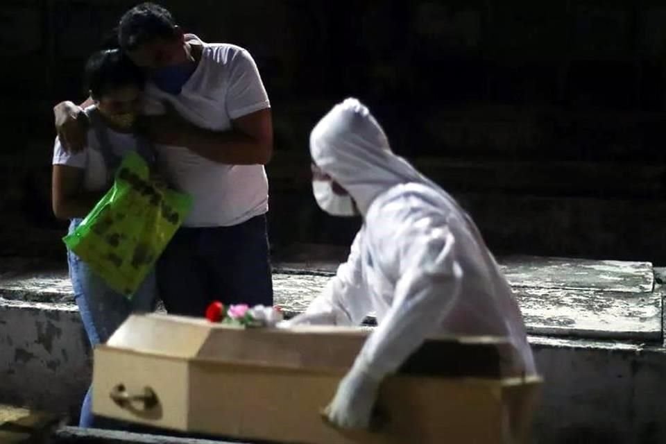 Padres lloran durante el entierro de su hija de un año, quien murió por Covid-19 en Río de Janeiro, Brasil.