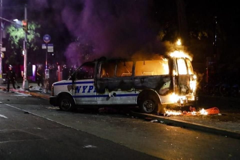 Una camioneta de la Policía de la Ciudad de Nueva York fue prendida en llamas durante las protestas.