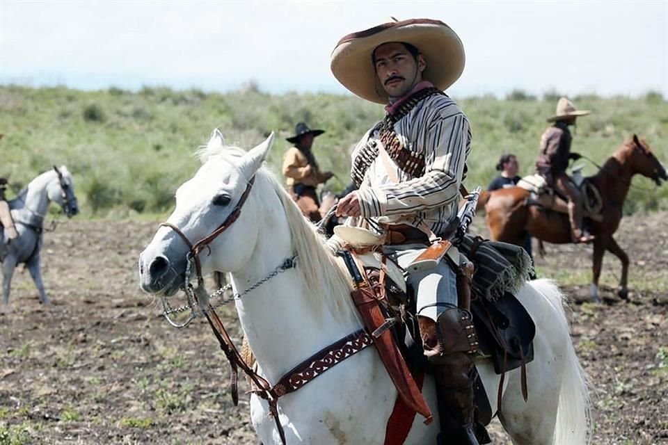 El actor Ianis Guerrero interpreta a un revolucionario en la serie 'La Bandida', que tendrá su estreno mexicano el 1 de junio por Azteca 7.