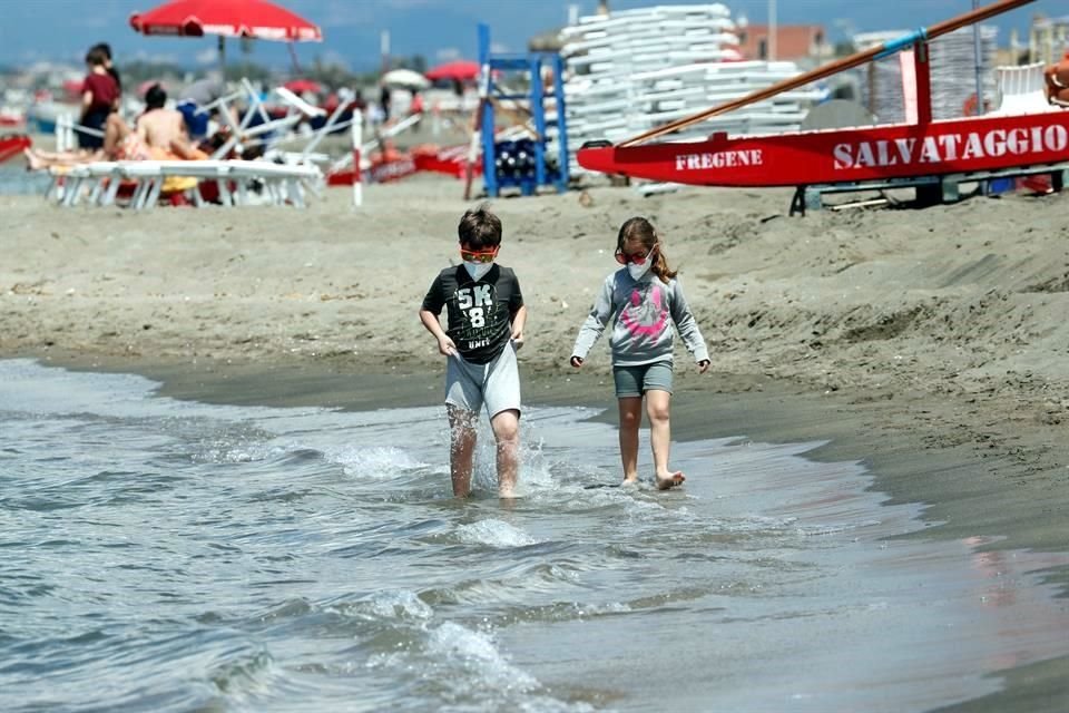 Italia y Francia, dos de los países más afectados por la pandemia, reabrieron playas y parques, con acceso controlado y medidas de sanidad.