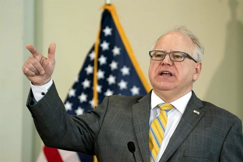 Tim Walz durante una conferencia de prensa el viernes.