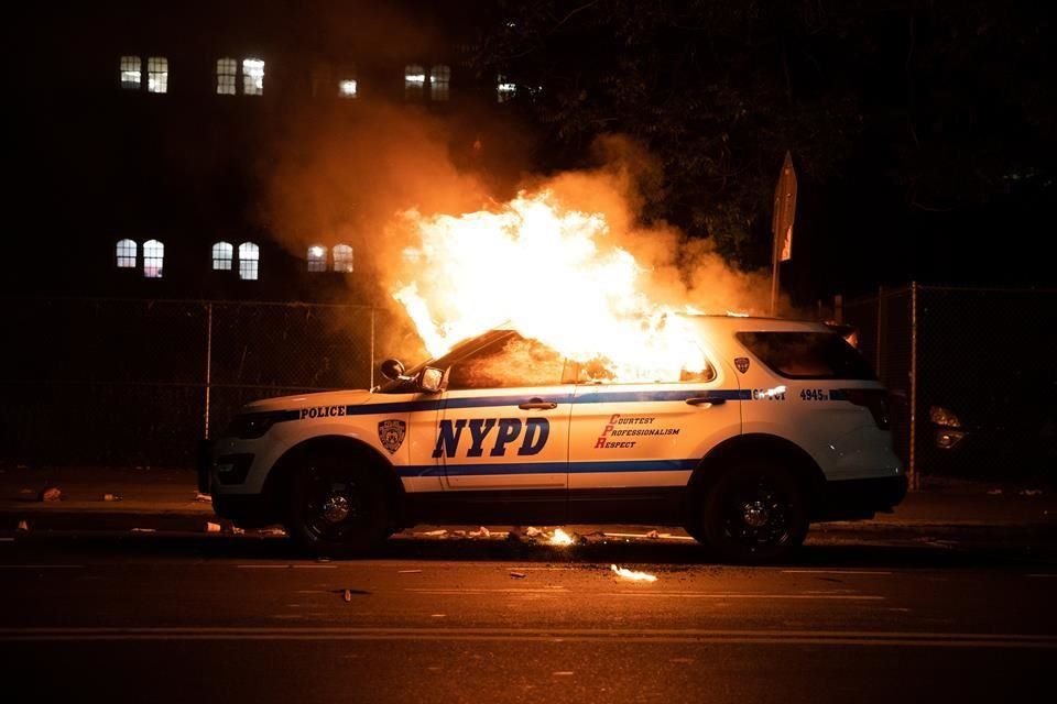 Patrullas de la Policía de Nueva York fueron incendiadas durante las protestas por la muerte de George Floyd.